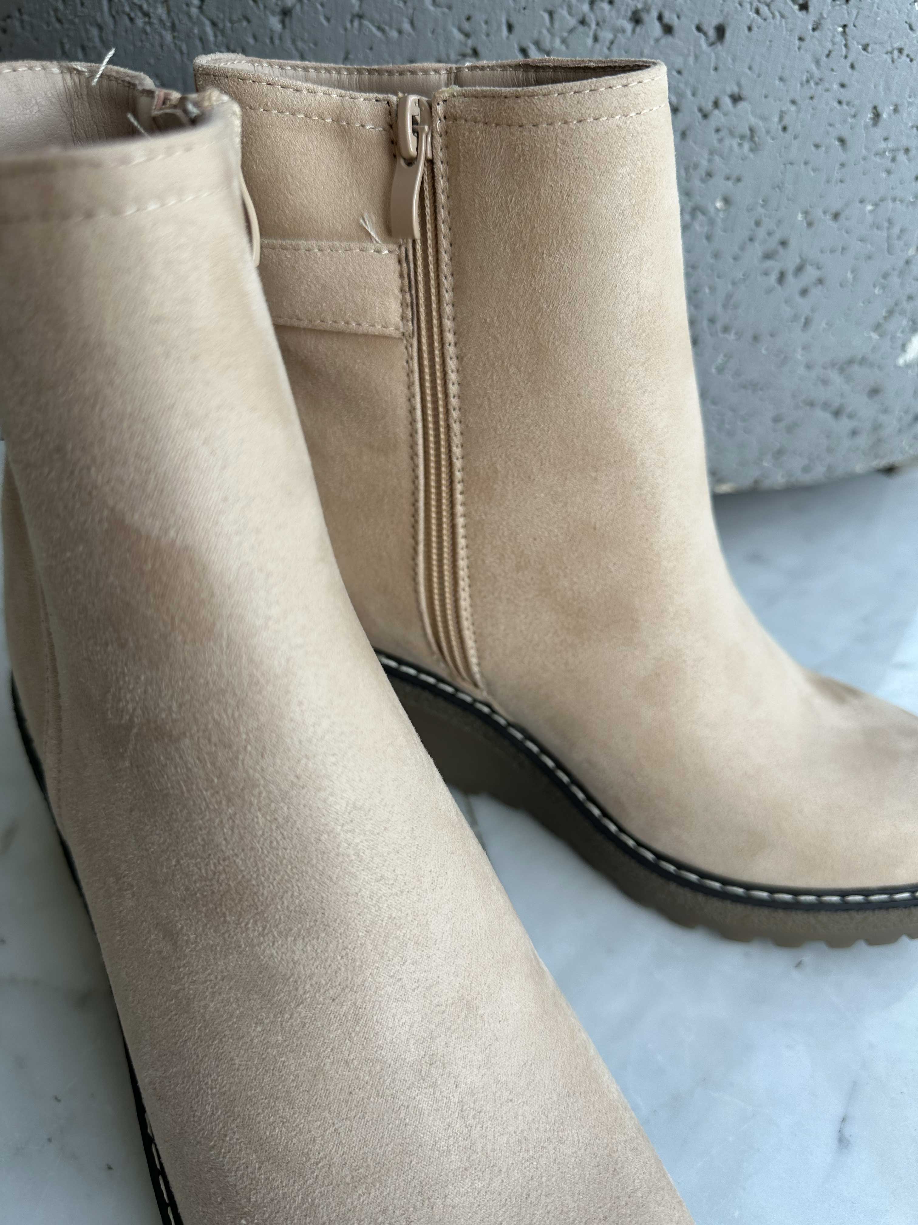 Carola - Støvle med kilehæl og sølv spænde